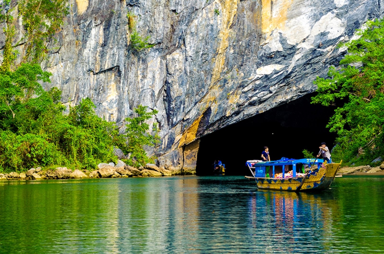 Kinh nghiệm du lịch Phong Nha Kẻ Bàng 2025: Cẩm nang từ A-Z khám phá Di sản UNESCO 16 Ngồi thuyền khám phá Kỳ quan Đệ Nhất Động