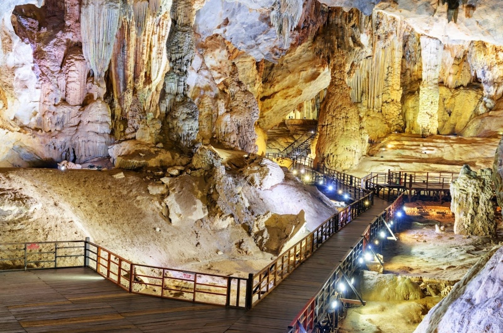 Kinh nghiệm du lịch Phong Nha Kẻ Bàng 2025: Cẩm nang từ A-Z khám phá Di sản UNESCO 17 Ghé thăm "Hoàng Cung Dưới Lòng Đất"