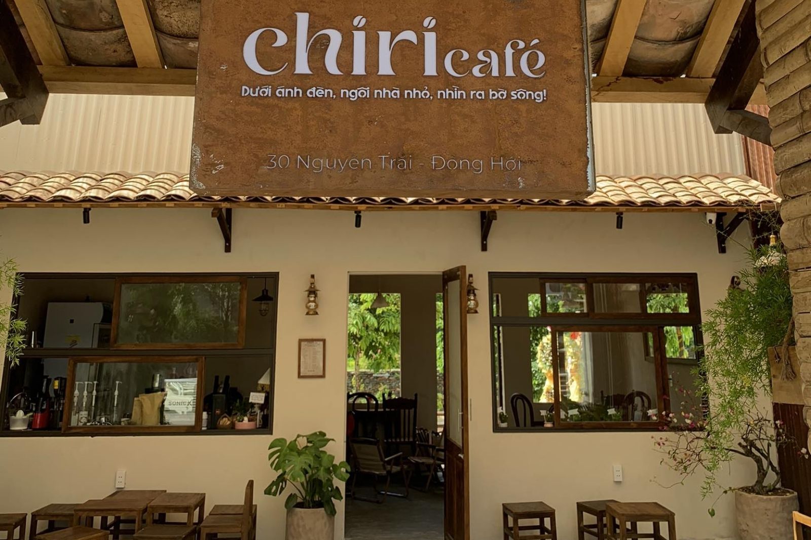 Top 7 quán cà phê view đẹp ở Đồng Hới được check-in “hot” rần rần năm 2025 14 Không gian vintage mang màu hoài cổ của Chiri Cafe