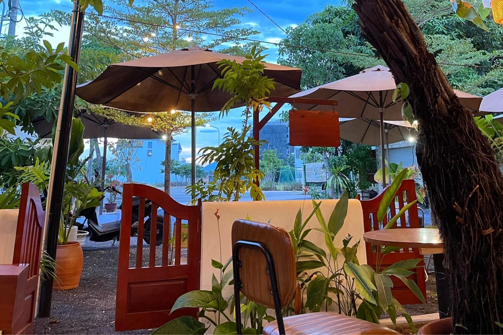 Top 7 quán cà phê view đẹp ở Đồng Hới được check-in “hot” rần rần năm 2025 10 Không gian thư giãn ngoài trời tại Mầm Coffee